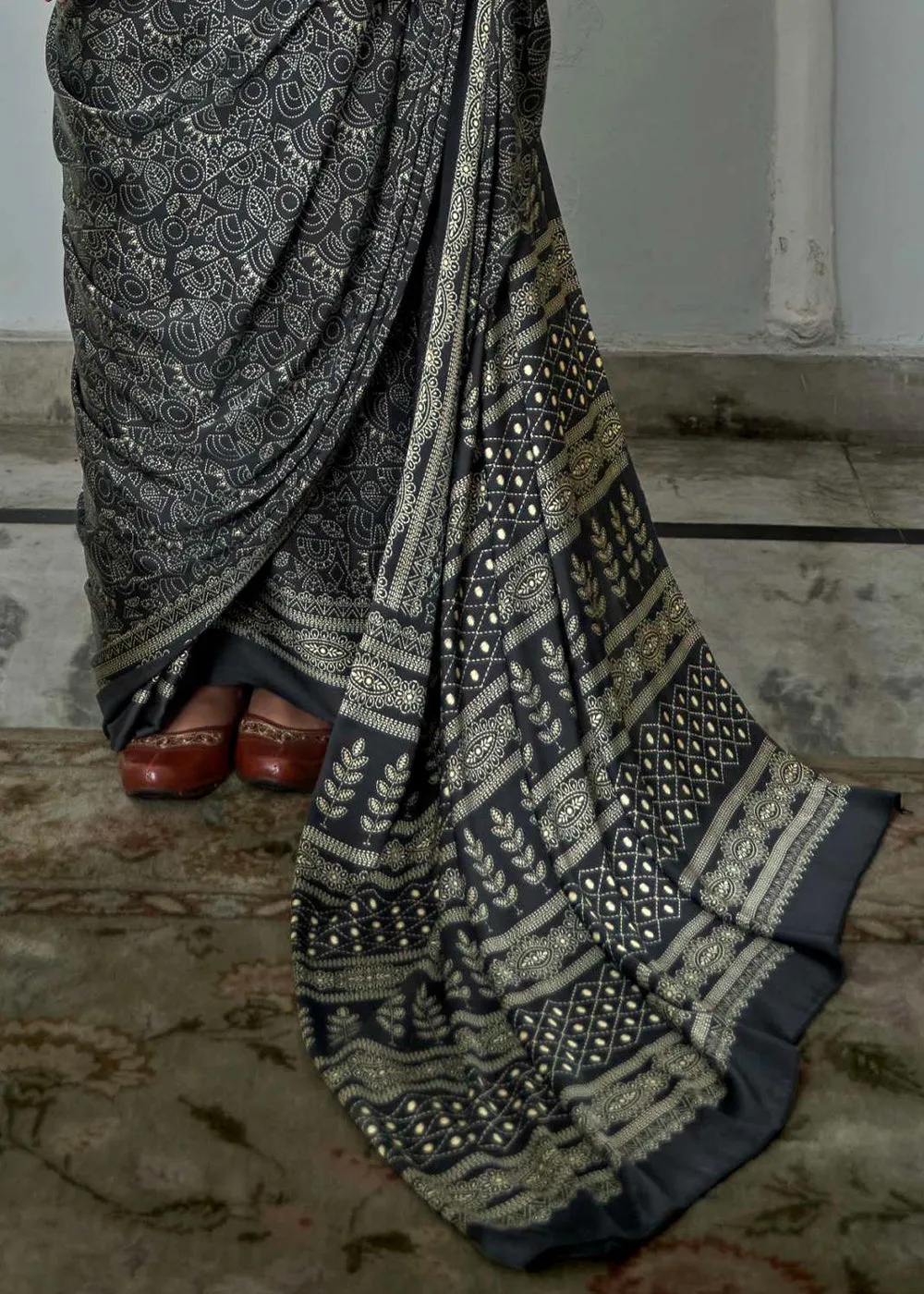 Ash Grey Digital Printed Gajji Silk Saree Featuring Embroidered Blouse