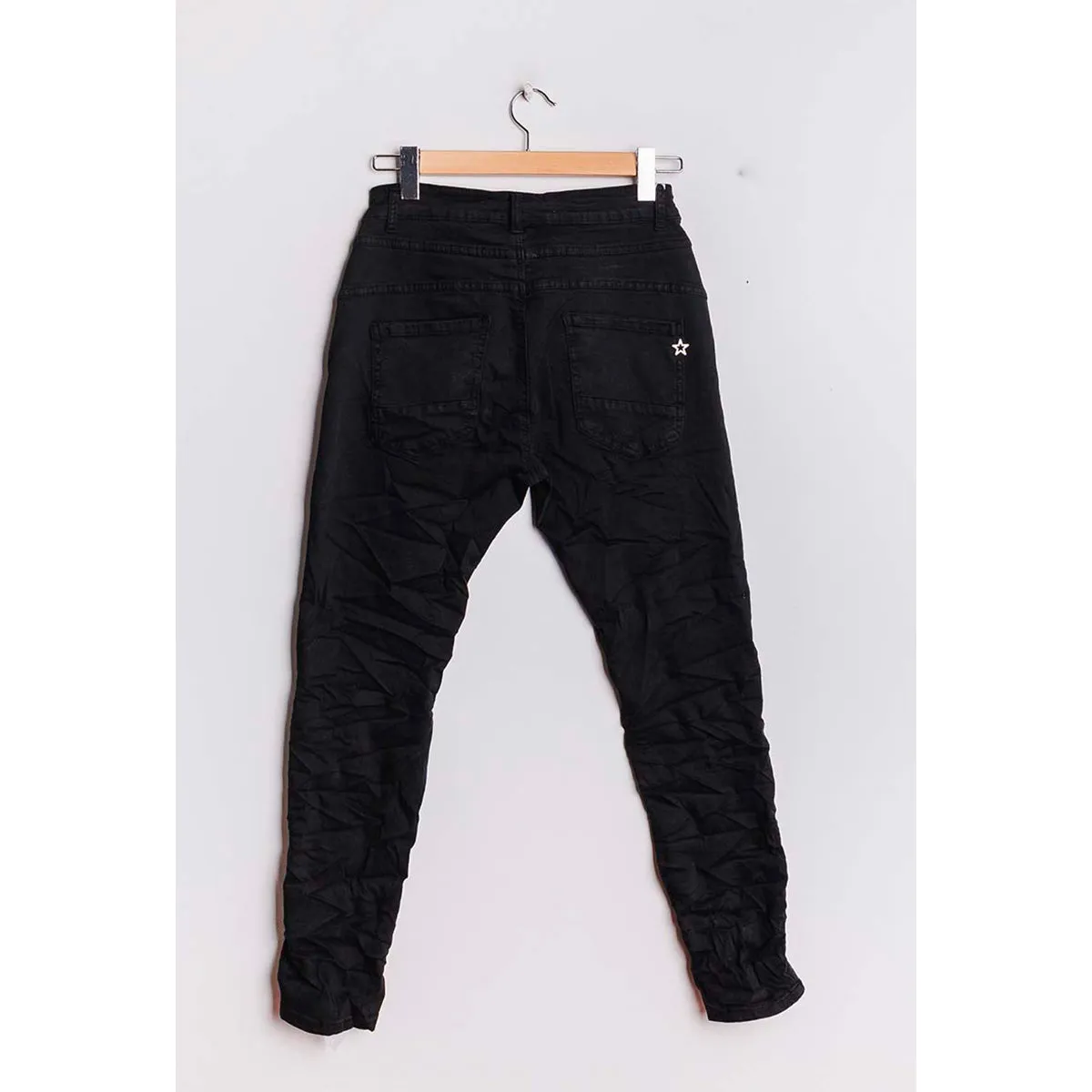 Sorte jeans med fire sølv knapper